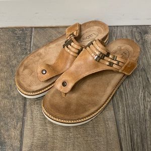 Taos brown leather thong sandals size 8-8.5.